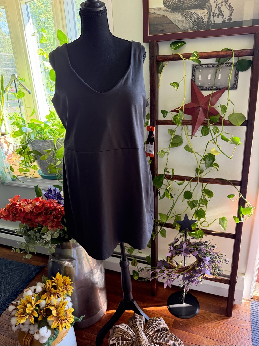 Sleeveless Black Midi Dress - Classic V-Neck Built In Shorts/Pockets Runs Small